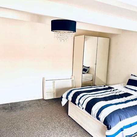 Private Room Close To Leeds University And City Centre Bagian luar foto