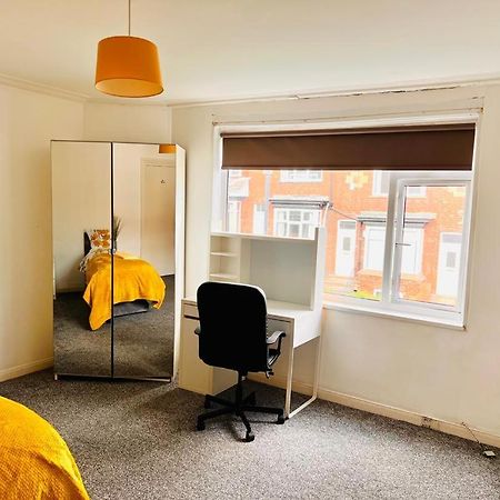 Private Room Close To Leeds University And City Centre Bagian luar foto