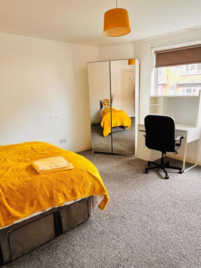 Private Room Close To Leeds University And City Centre Bagian luar foto