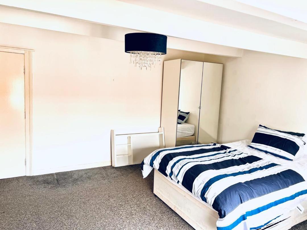 Private Room Close To Leeds University And City Centre Bagian luar foto
