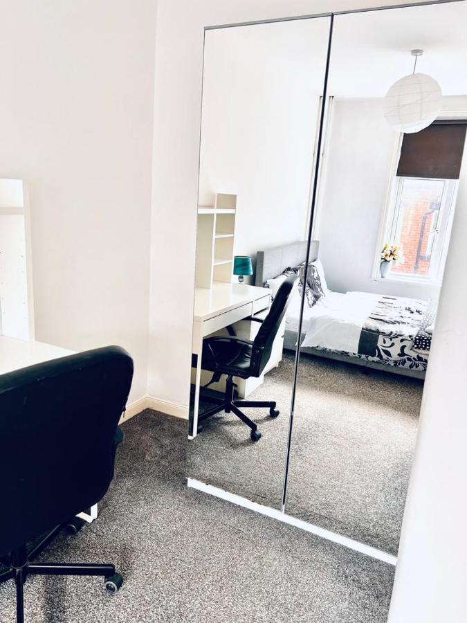 Private Room Close To Leeds University And City Centre Bagian luar foto