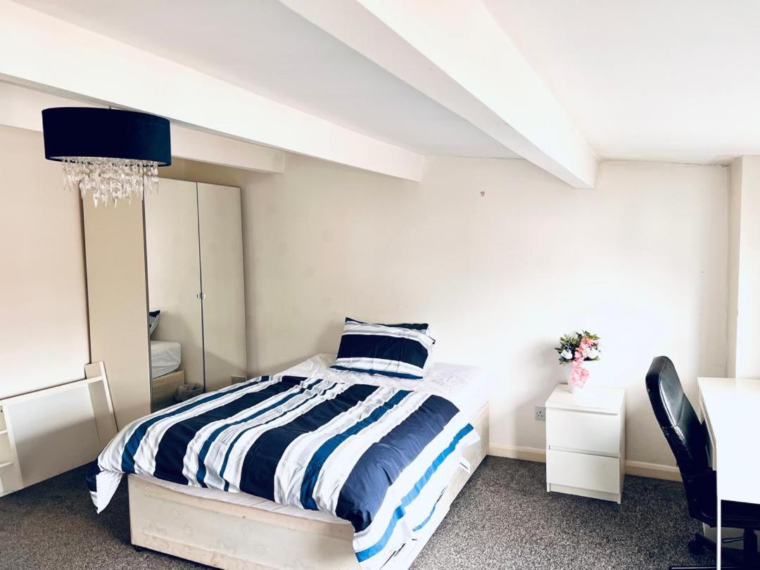 Private Room Close To Leeds University And City Centre Bagian luar foto
