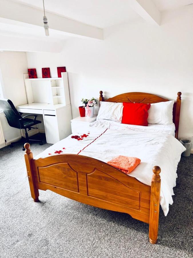 Private Room Close To Leeds University And City Centre Bagian luar foto
