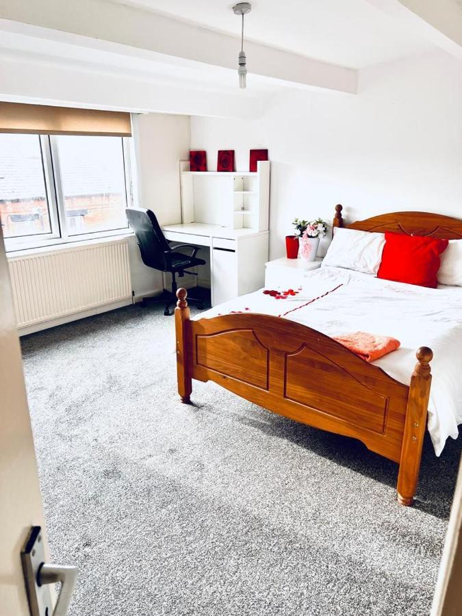Private Room Close To Leeds University And City Centre Bagian luar foto