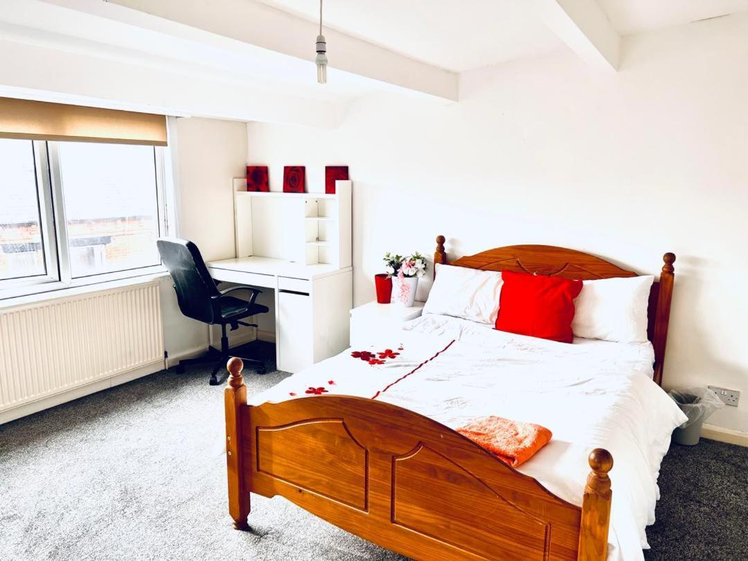 Private Room Close To Leeds University And City Centre Bagian luar foto