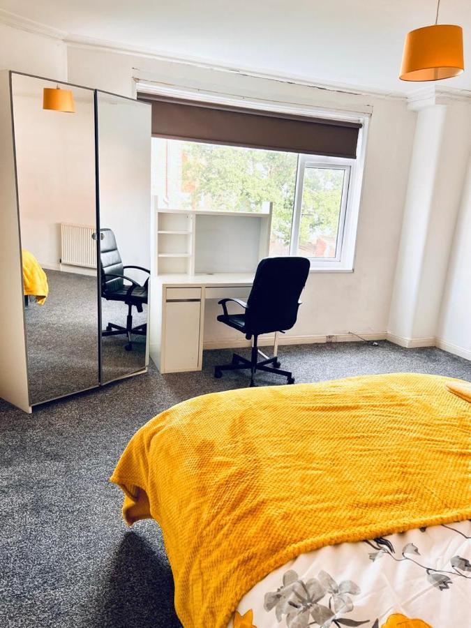 Private Room Close To Leeds University And City Centre Bagian luar foto