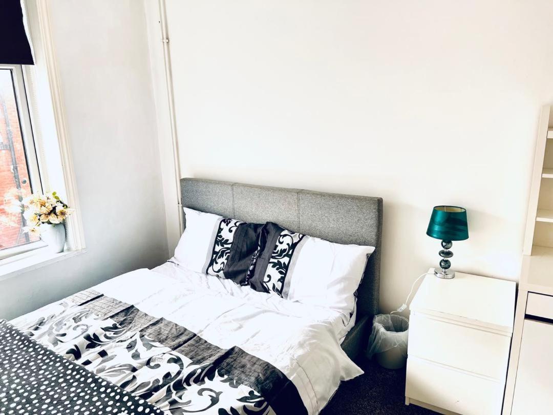 Private Room Close To Leeds University And City Centre Bagian luar foto