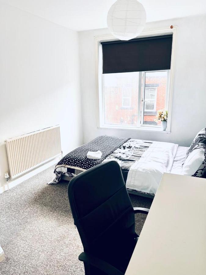 Private Room Close To Leeds University And City Centre Bagian luar foto