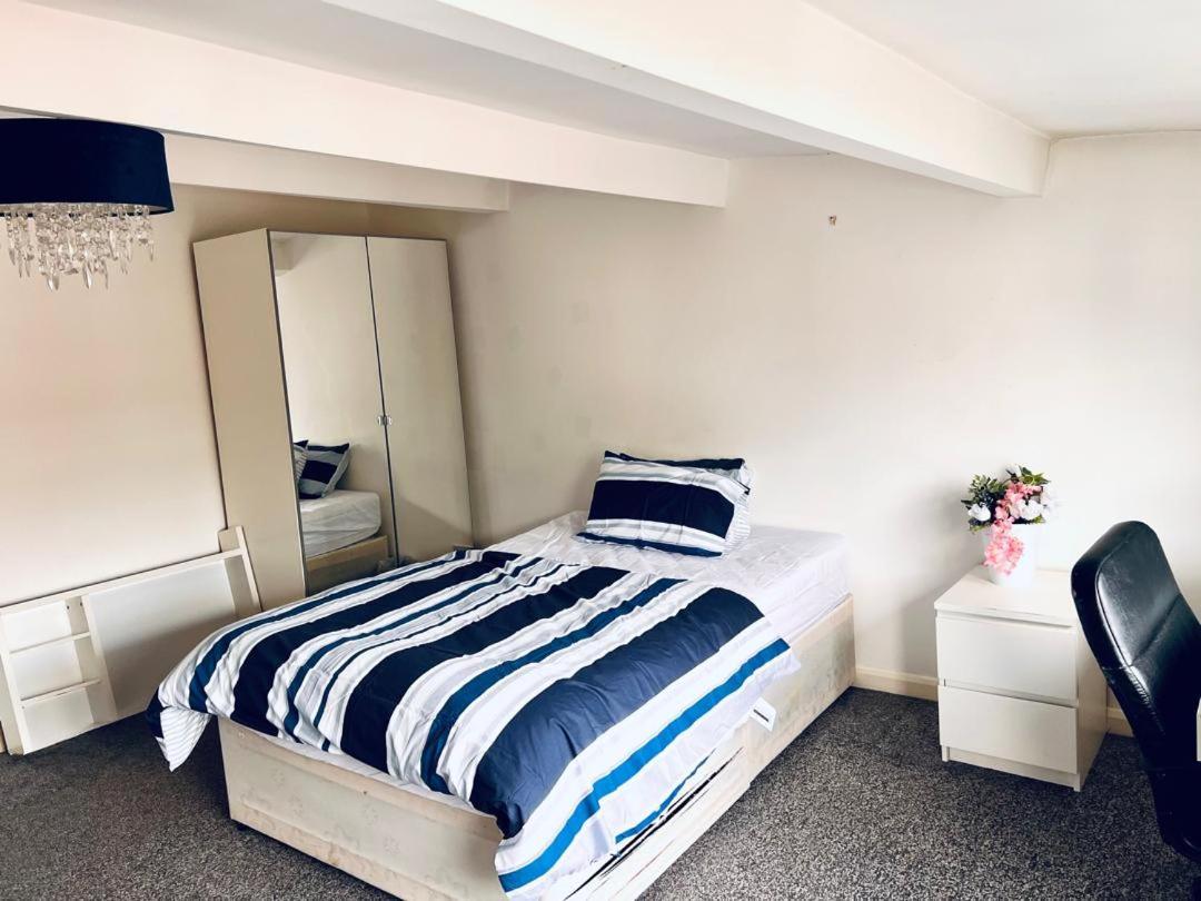 Private Room Close To Leeds University And City Centre Bagian luar foto