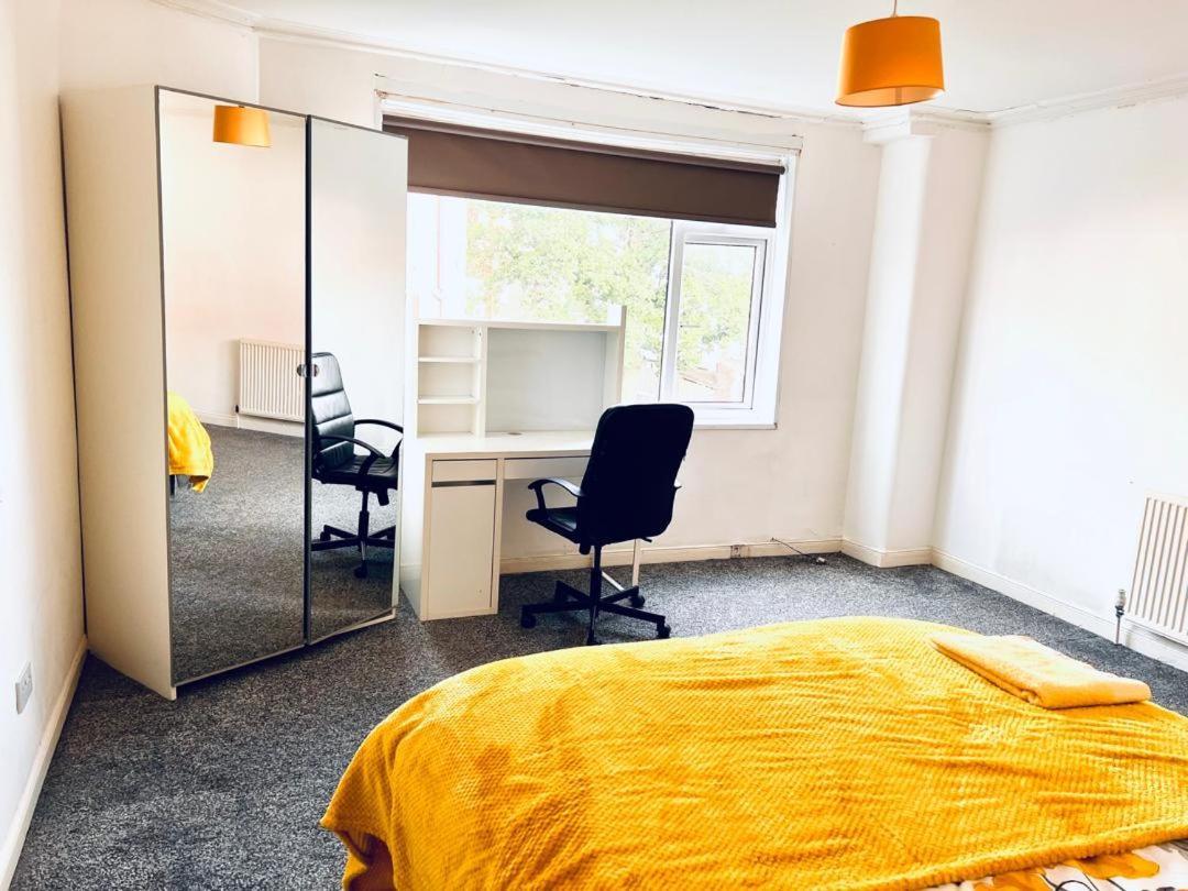 Private Room Close To Leeds University And City Centre Bagian luar foto