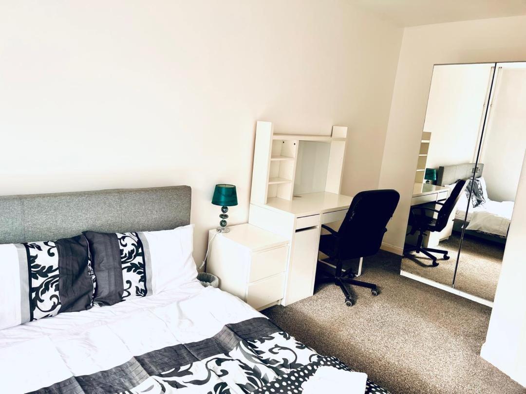 Private Room Close To Leeds University And City Centre Bagian luar foto