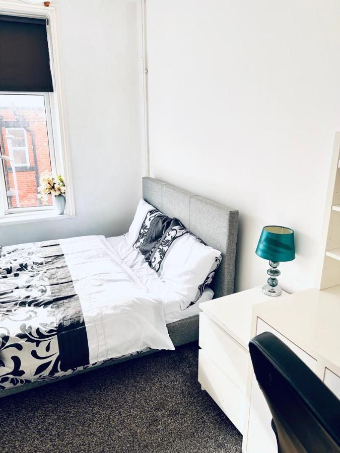 Private Room Close To Leeds University And City Centre Bagian luar foto