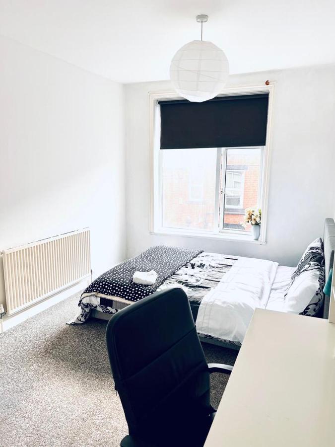Private Room Close To Leeds University And City Centre Bagian luar foto