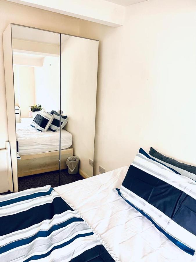 Private Room Close To Leeds University And City Centre Bagian luar foto
